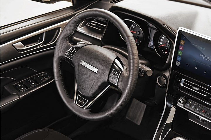 Многофункциональное кожаное рулевое колесо с гидравлическим усилителем, подрулевыми переключателями, регулировкой по высоте и по вылету