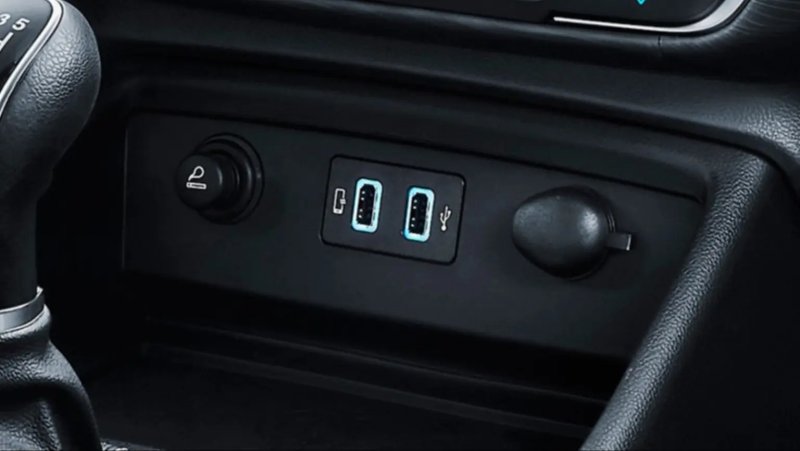 3 USB-РАЗЪЕМА И РОЗЕТКА 220 В